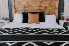 Load image into Gallery viewer, Diamante Blanket - Natural / Black