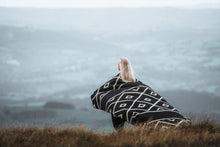 Load image into Gallery viewer, Diamante Blanket - Natural / Black