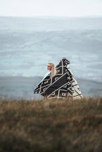 Load image into Gallery viewer, Diamante Blanket - Natural / Black

